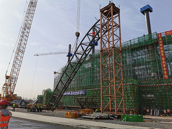 17-蘭州奧體中心項(xiàng)目體育場罩棚鋼結(jié)構(gòu)完成首吊.jpg 17-蘭州奧體中心項(xiàng)目體育場罩棚鋼結(jié)構(gòu)完成首吊.jpg
